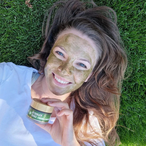 Bio-Entgiftungsmaske mit Matcha und Spirulina