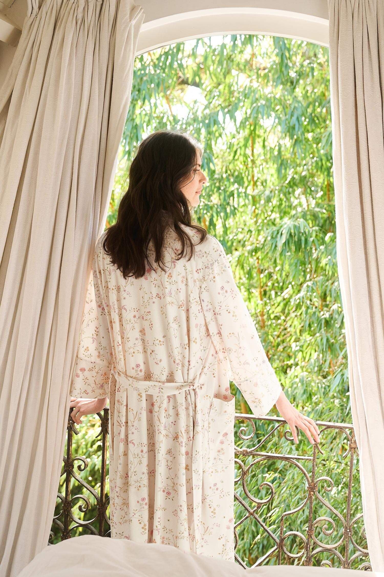 Naomi Kimono Little Delhi Hellweiß